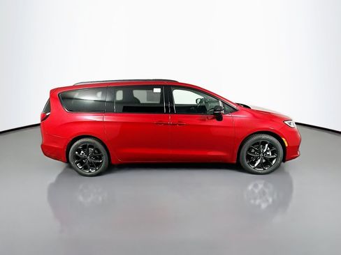 New 2026 Chrysler Pacifica Limited w/ Uconnect Theater Family Group FWD image 8