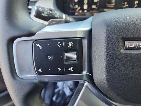 Used 2025 Land Rover Discovery S image 19