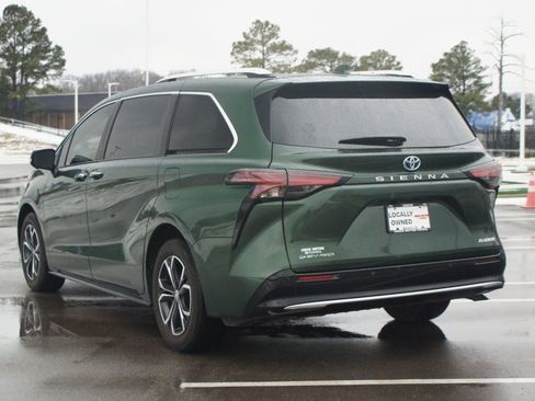 Used 2025 Toyota Sienna Platinum image 18