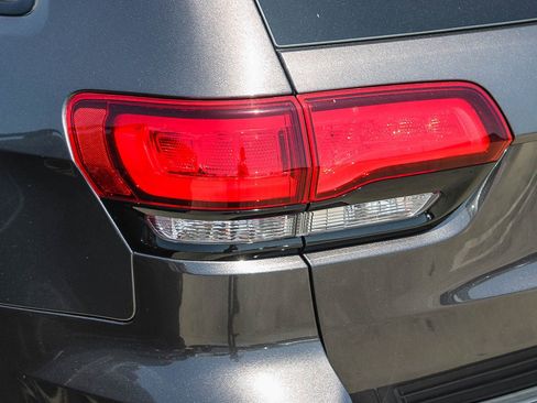 Used 2020 Jeep Grand Cherokee Altitude RWD image 11