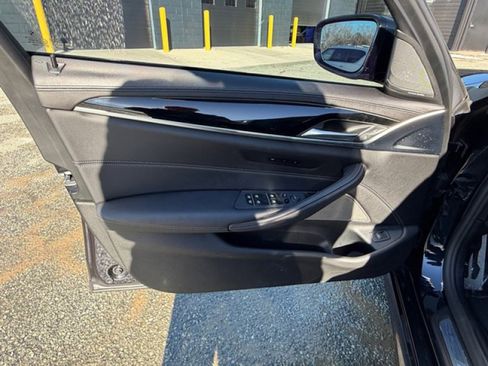 Used 2022 BMW M550i xDrive w/ Dynamic Handling Package image 21