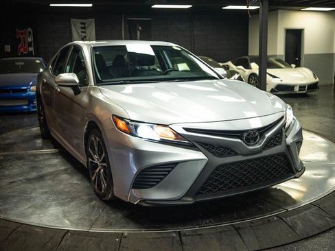 Used 2020 Toyota Camry SE w/ Carpet Mat Package FWD image 5