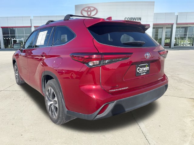Used 2020 Toyota Highlander XLE AWD/4WD image 3