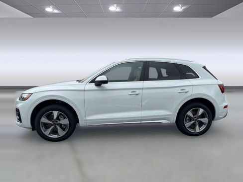 Used 2023 Audi Q5 2.0T Premium w/ Convenience Package AWD/4WD image 2