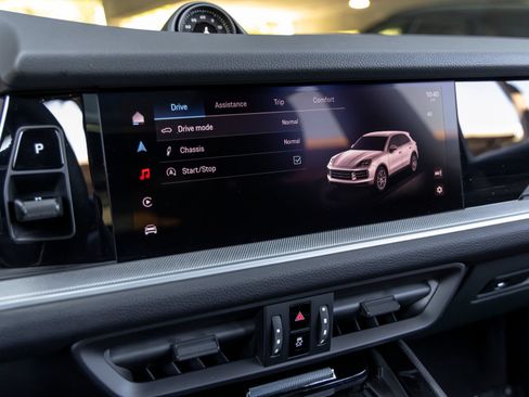 Certified 2025 Porsche Cayenne AWD/4WD image 36