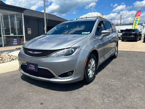 Used 2019 Chrysler Pacifica Touring-L FWD image 1