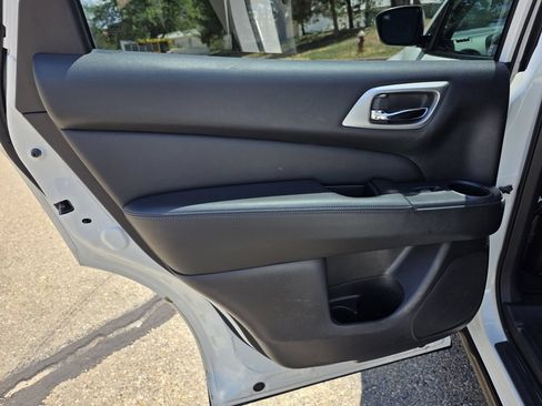 Used 2020 Nissan Pathfinder SV AWD/4WD image 16