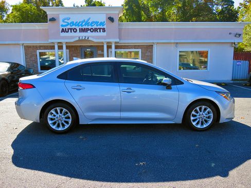 Used 2020 Toyota Corolla LE w/ LE Premium Package image 6