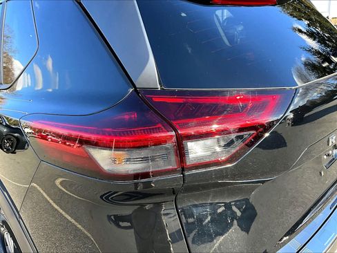 Used 2023 Nissan Rogue SV w/ SV Premium B Package image 34