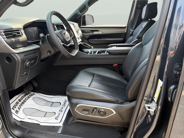 Used 2025 Jeep Wagoneer Series III w/ Premium Group I AWD/4WD image 5