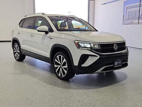 Certified 2023 Volkswagen Taos SE FWD image 4