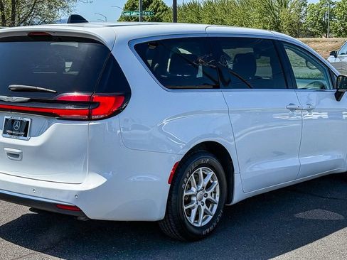Used 2023 Chrysler Pacifica Touring-L FWD image 6