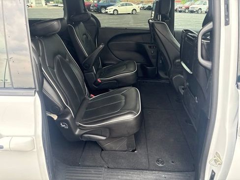 Used 2024 Chrysler Pacifica Limited w/ Uconnect Theater Family Group FWD image 13