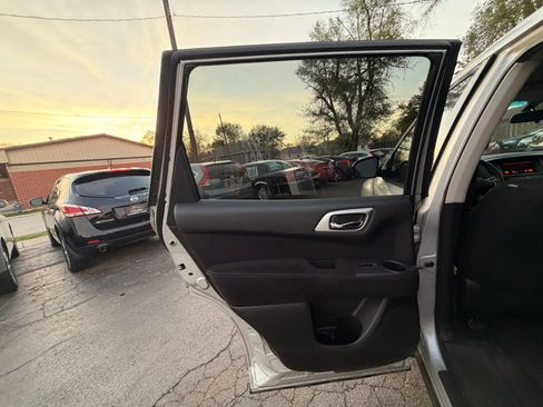 Used 2014 Nissan Pathfinder S FWD image 16
