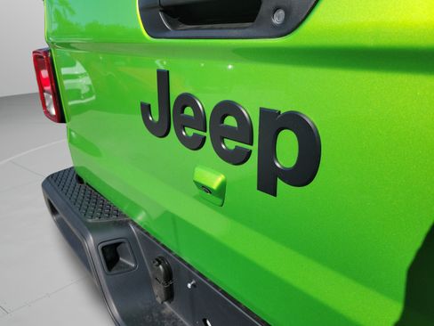 Certified 2025 Jeep Gladiator Sport AWD/4WD image 32