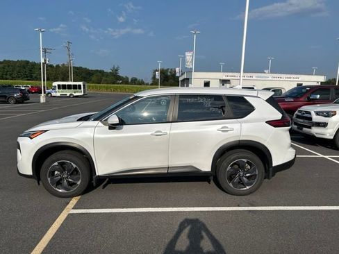 Used 2025 Nissan Rogue SV AWD/4WD image 2