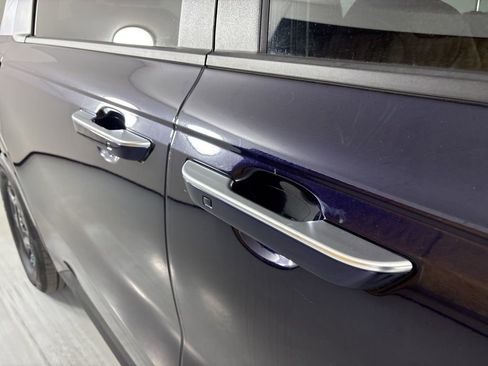 Used 2025 Kia Carnival image 12