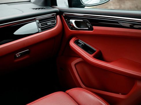 Used 2024 Porsche Macan AWD image 29