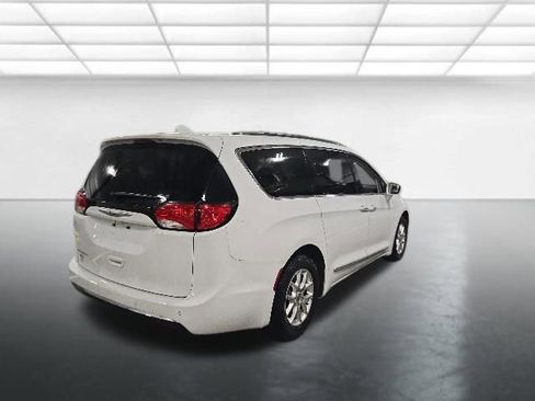 Used 2020 Chrysler Pacifica Touring-L FWD image 4