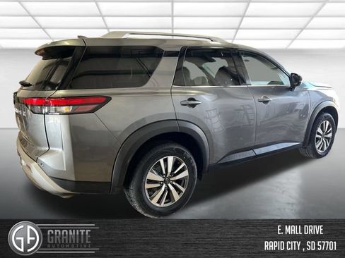 Used 2025 Nissan Pathfinder SL FWD image 5
