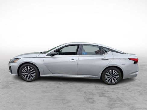 Used 2024 Nissan Altima 2.5 SV FWD image 2