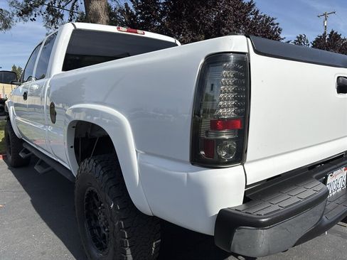 Used 2005 GMC Sierra 2500 SLE w/ Skid Plate Package AWD/4WD image 10