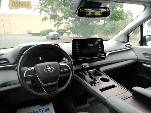 Used 2022 Toyota Sienna XLE AWD/4WD image 9