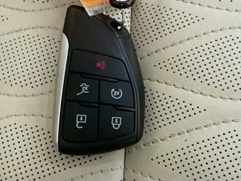 Used 2022 Buick Envision Avenir w/ Technology Package II image 38