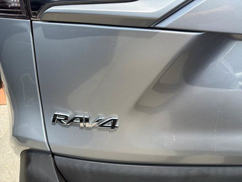 Used 2020 Toyota RAV4 XLE w/ Carpet Mat Package AWD/4WD image 9