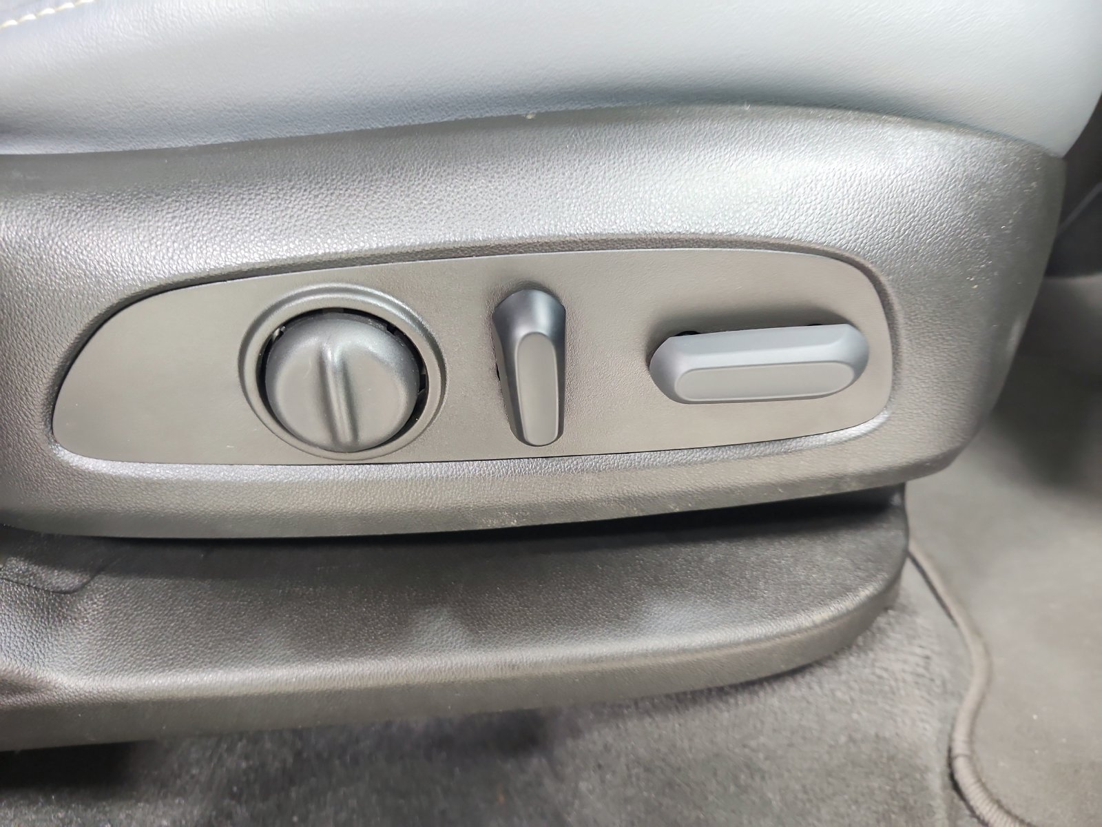 Used 2024 Buick Enclave Essence FWD image 39