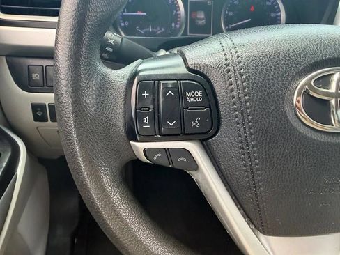 Used 2019 Toyota Highlander LE FWD image 19