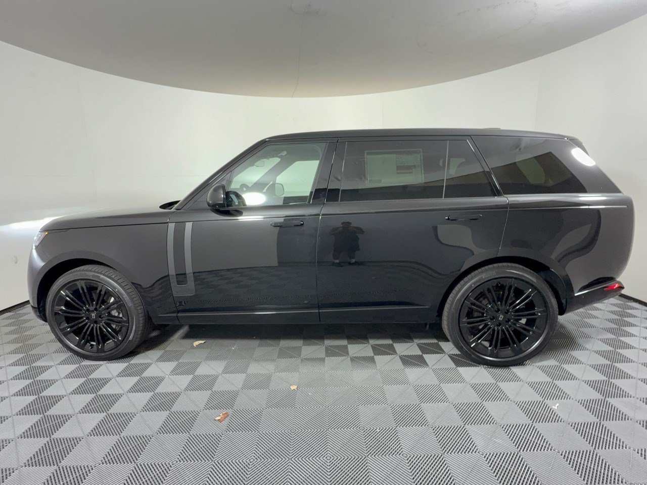 New 2027 Land Rover Range Rover Long Wheelbase SE AWD/4WD image 2