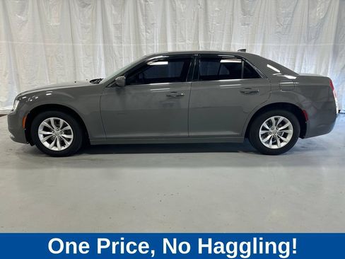 Used 2019 Chrysler 300 Touring RWD image 4
