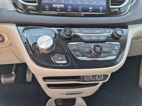 Used 2024 Chrysler Pacifica Touring-L FWD image 25