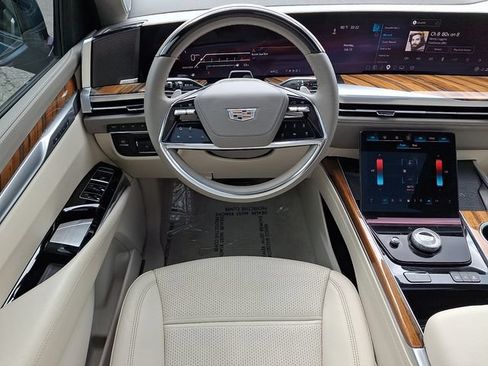 Used 2025 Cadillac Escalade ESV Sport Platinum w/ LPO, ONYX Package AWD/4WD image 11