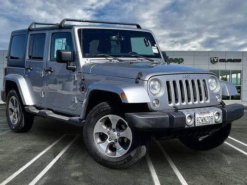 Used 2018 Jeep Wrangler Unlimited Sahara AWD/4WD image 12