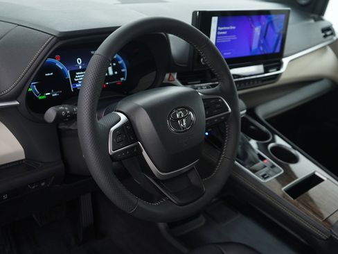 Used 2025 Toyota Sienna Platinum image 22