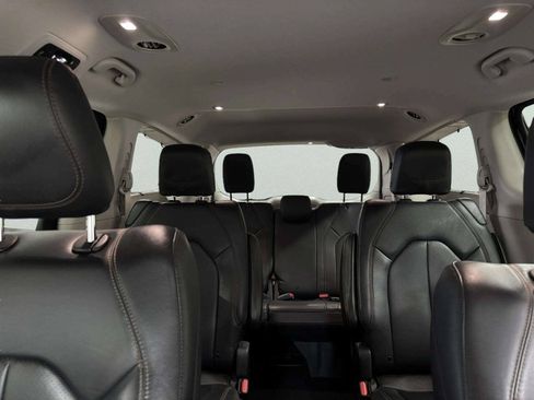 Used 2020 Chrysler Pacifica Touring-L FWD image 23
