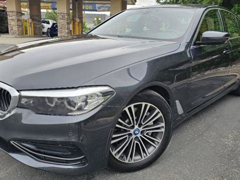 Used 2019 BMW 530e xDrive w/ Convenience Package AWD/4WD image 1