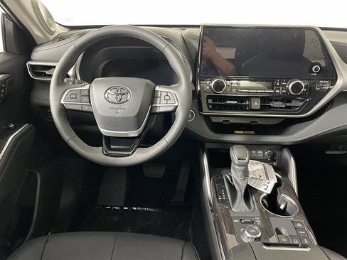 New 2026 Toyota Highlander Platinum AWD/4WD image 14
