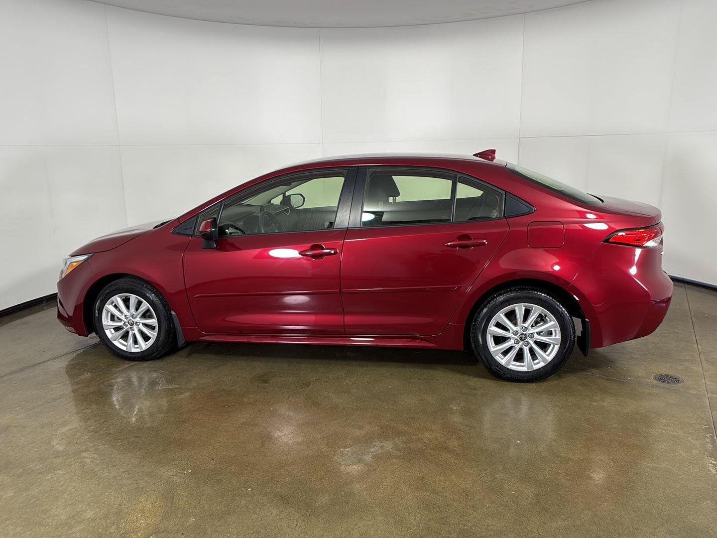 Used 2025 Toyota Corolla LE w/ LE Premium Package FWD image 16