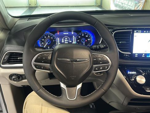 Used 2024 Chrysler Pacifica Touring-L image 17