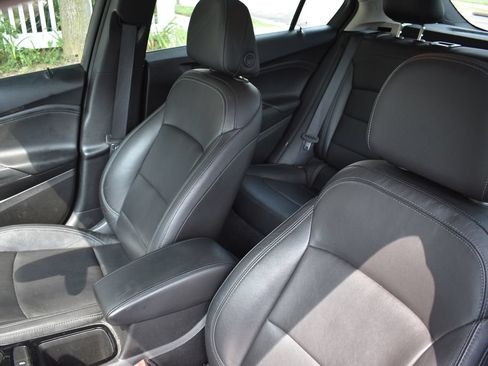 Used 2018 Chevrolet Cruze Premier FWD image 9