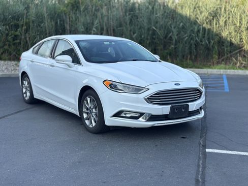 Used 2017 Ford Fusion SE w/ Fusion SE Technology Package FWD image 3