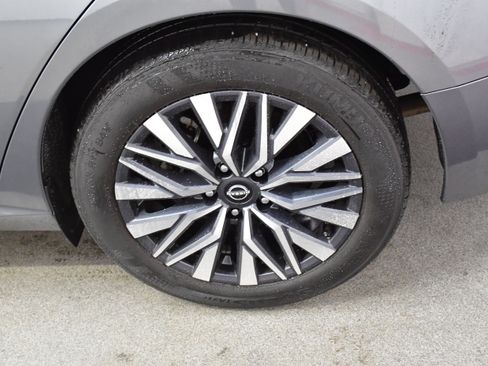 Used 2025 Nissan Altima 2.5 SV FWD image 35