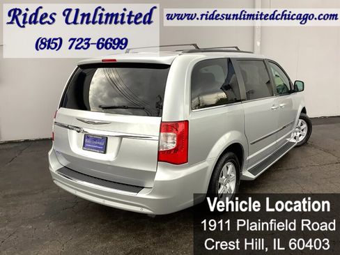 Used 2012 Chrysler Town & Country Touring image 5