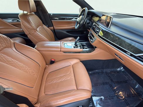 Used 2021 BMW 750i xDrive w/ Luxury Rear Seating Package AWD/4WD image 23