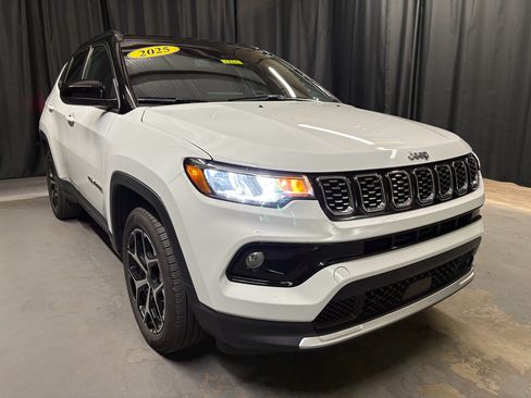Used 2025 Jeep Compass Limited AWD/4WD image 3