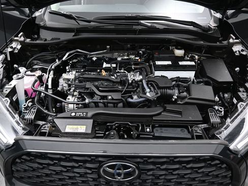 Certified 2025 Toyota Corolla Cross LE image 33