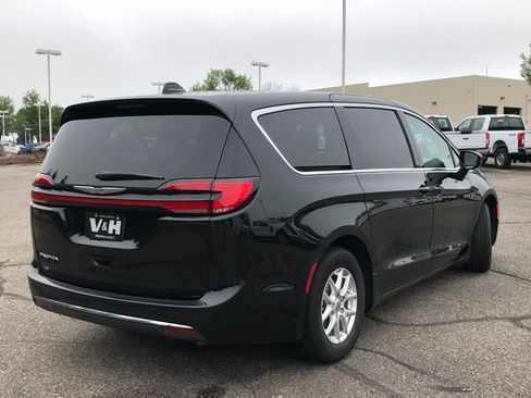 Used 2024 Chrysler Pacifica Touring-L image 24